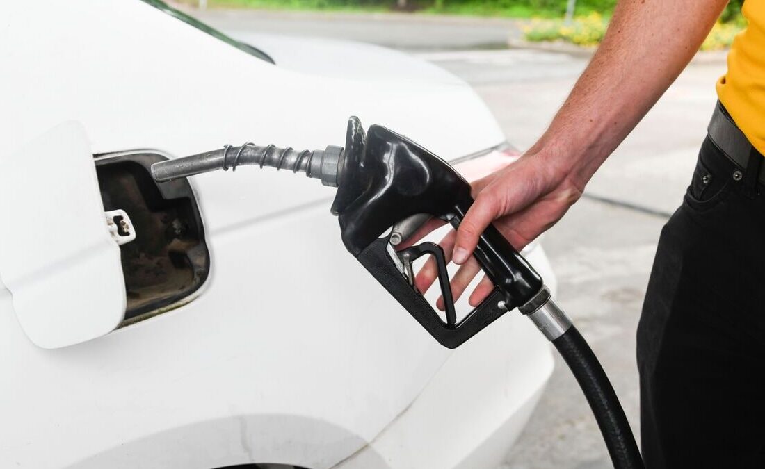 Aumento de la confianza del consumidor en EE.UU. Tras caída de precios de gasolina