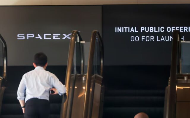 SpaceX debuta en Nasdaq tras OPI histórica de US$75.000 millones